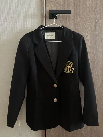 블랙 블레이저 골드 컬러 자수 로고