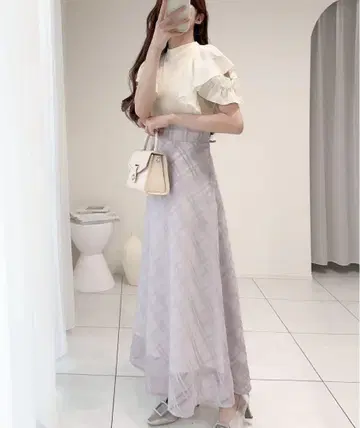 프릴이 달린 연보라색 롱 원피스