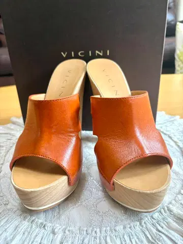 VICINI 뮬 우드 밑창 가죽 샌들 플랫폼