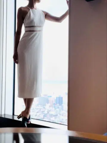 BCBG 맥스 아즈리아 화이트 슬립 드레스 타이트 핏