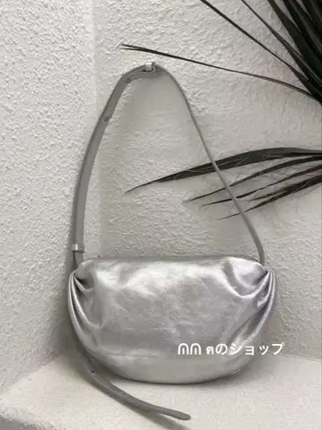코스 가죽 크로스 바디 크레센트 백 실버