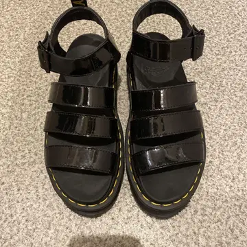 Dr. Martens 블랙 스트랩 샌들