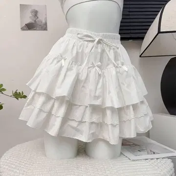 프릴이 달린 화이트 미니 스커트