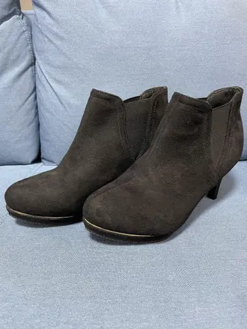 블랙 스웨이드 미들 힐 부츠