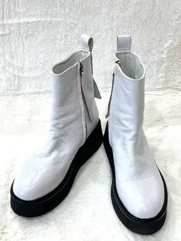새상품급 ph7+ 숏부츠 사이드 지퍼 통굽 화이트 가죽 24cm