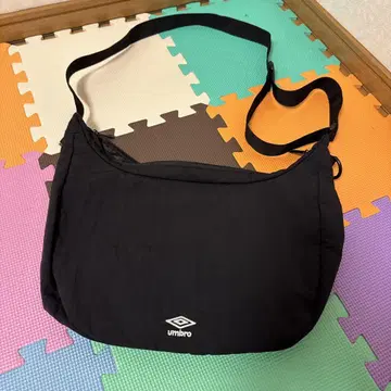 엄브로 블랙 숄더백
