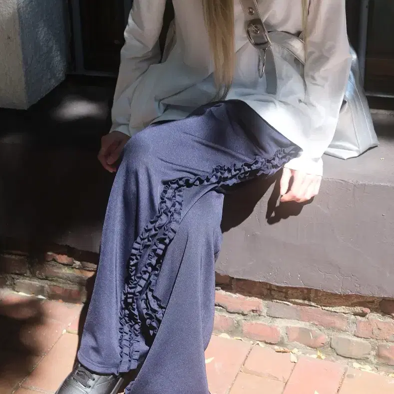 ☆韓国の人気☆【SAENGIN STUDIOS】☆RUFFLE BOOTCUT PANT.S☆ Saenggin Studio RUFFLE TRACK PANTS - NAVY on Bunjang Global