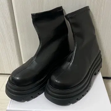 볼륨 밑창 베이직 가죽 느낌 숏부츠 블랙 24cm