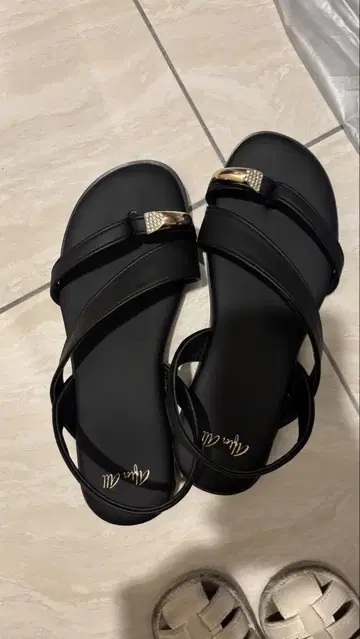 비쥬가 달린 블랙 스트랩 샌들