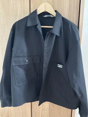 BEN DAVIS 블랙 커버올 프론트 포켓 부착