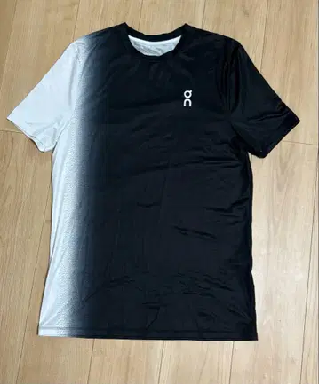 ON 반팔 티셔츠 블랙 화이트 그라데이션
