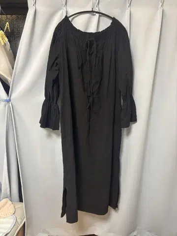 오프숄더 블랙 긴팔 원피스