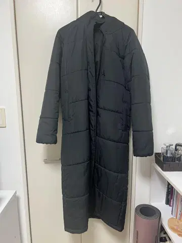 블랙 후드 부착 롱 코트
