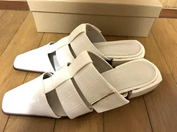 루타론 플랫 샌들