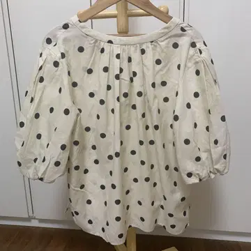 Ballsey 아이보리 도트 무늬 오분 소매 블라우스