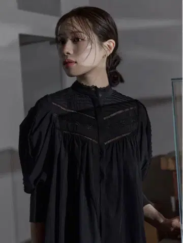 라우베블랑 드레이프 소매 레이스 블라우스