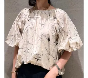 Mila Owen 개더 볼륨 벌룬 실루엣 블라우스 꽃무늬