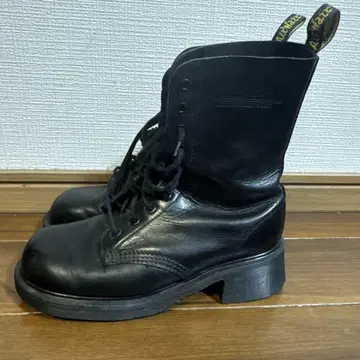 Dr. Martens 블랙 워크 부츠 통굽