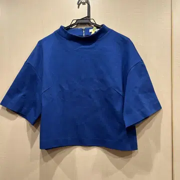 파란색 오분 소매 상의 뒷면 지퍼