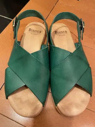 BIANCA 비앙카 aranciato 별주 가죽 크로스 플랫 샌들