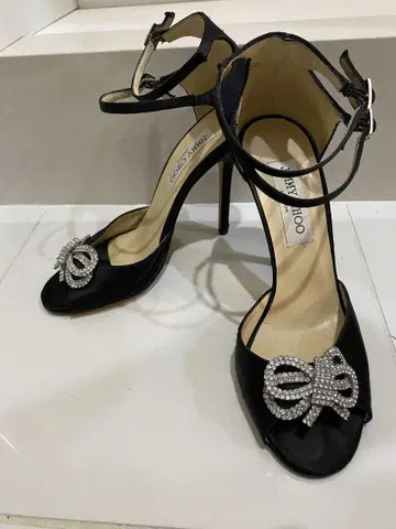 JIMMY CHOO 블랙 오픈토 샌들 361/2