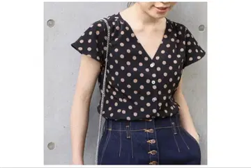 이에나 앞 버튼 V넥 블라우스 드레이프감 도트 도트 블랙 베이지 프렌치