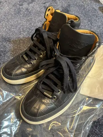 JIMMY CHOO 크로커다일 스타일 하이컷 스니커즈