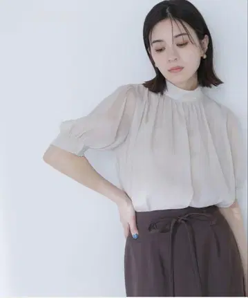 NATURAL BEAUTY BASIC 하이넥 시어 볼륨 블라우스