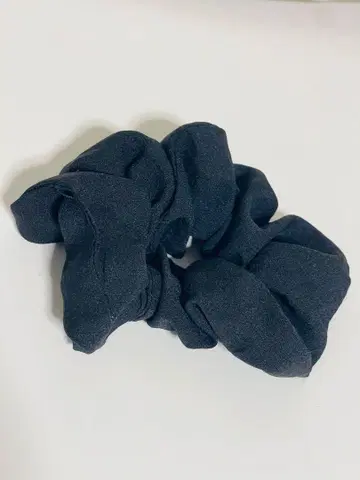 블랙 패브릭 소재 스크런치