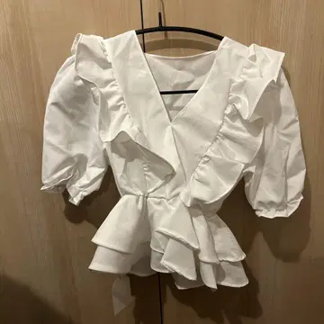 Maison de Lyla 프릴 화이트 상의