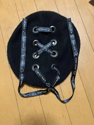 MINTneko 블랙 레이스업 베레모
