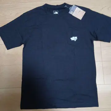The North Face 블랙 티셔츠 포켓 부착