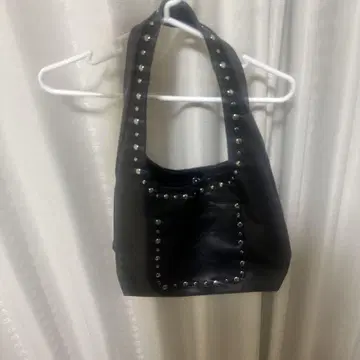 스터드가 달린 블랙 토트 백