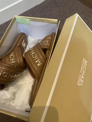 마이클코어스 브라운 샌들