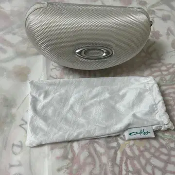 Oakley 실버 안경 케이스