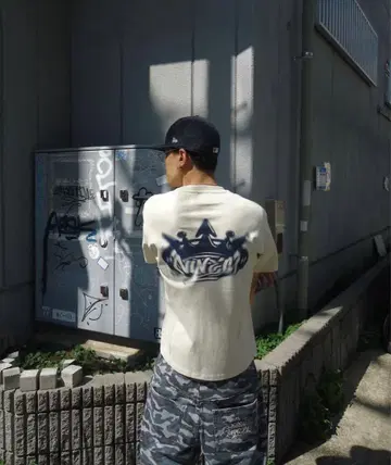 9090 모션 킹 로고 티셔츠