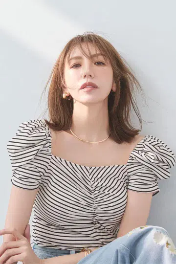 스퀘어 넥 개더 컷 티셔츠