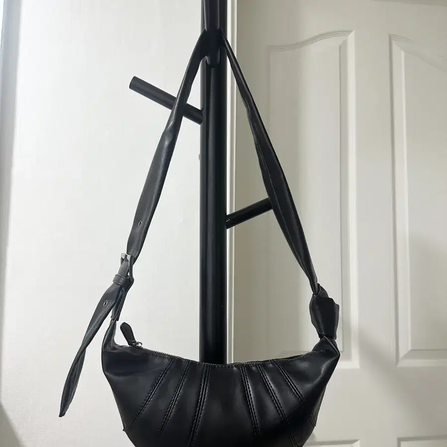 Vegan Leather Baguette Bag on Bunjang Global Site.