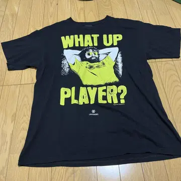 THE HANGOVER WHAT UP PLAYER 프린트 티셔츠