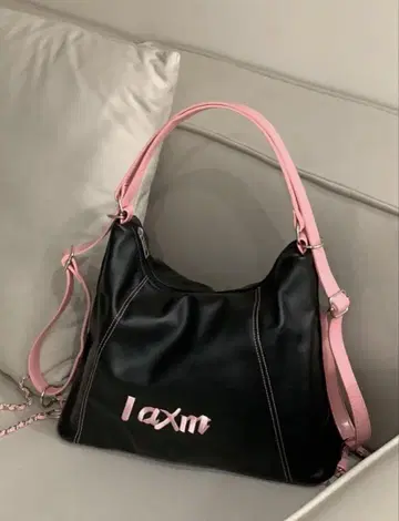 블랙과 핑크 숄더백
