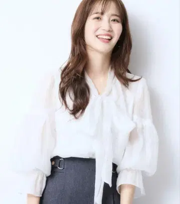 JUSGLITTY 쁘띠 라메 도트 보타이 블라우스