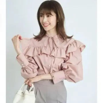 아푸와이저 리셰 2way 프릴 보타이 펄 버튼 블라우스