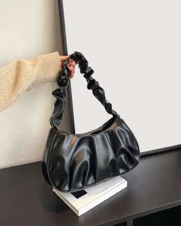 프릴 디자인 블랙 숄더백