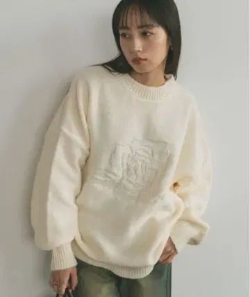 크림색 꽃무늬 자수 드롭 숄더 스웨터