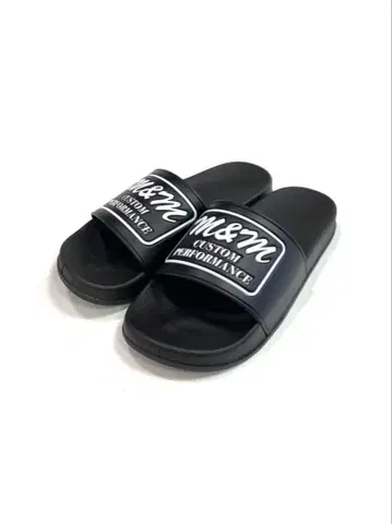 M&M SANDALS (BLACK) / 엠보싱 로고 샤워 샌들