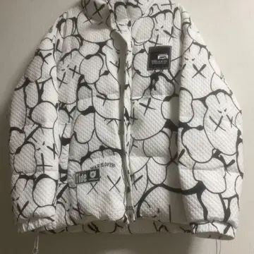 KAWS 다운 자켓