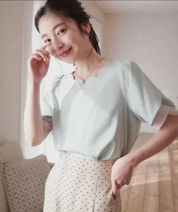 내추럴 꾸뛰르 튤립 스캘럽 넥 블라우스 민트