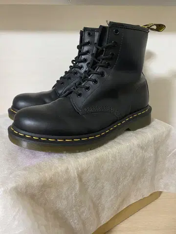 Dr.Martens 8홀 부츠 (UK7)
