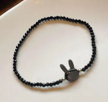 토끼 모티브 블랙 발찌