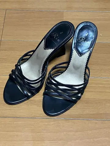 블랙 스트랩 샌들
